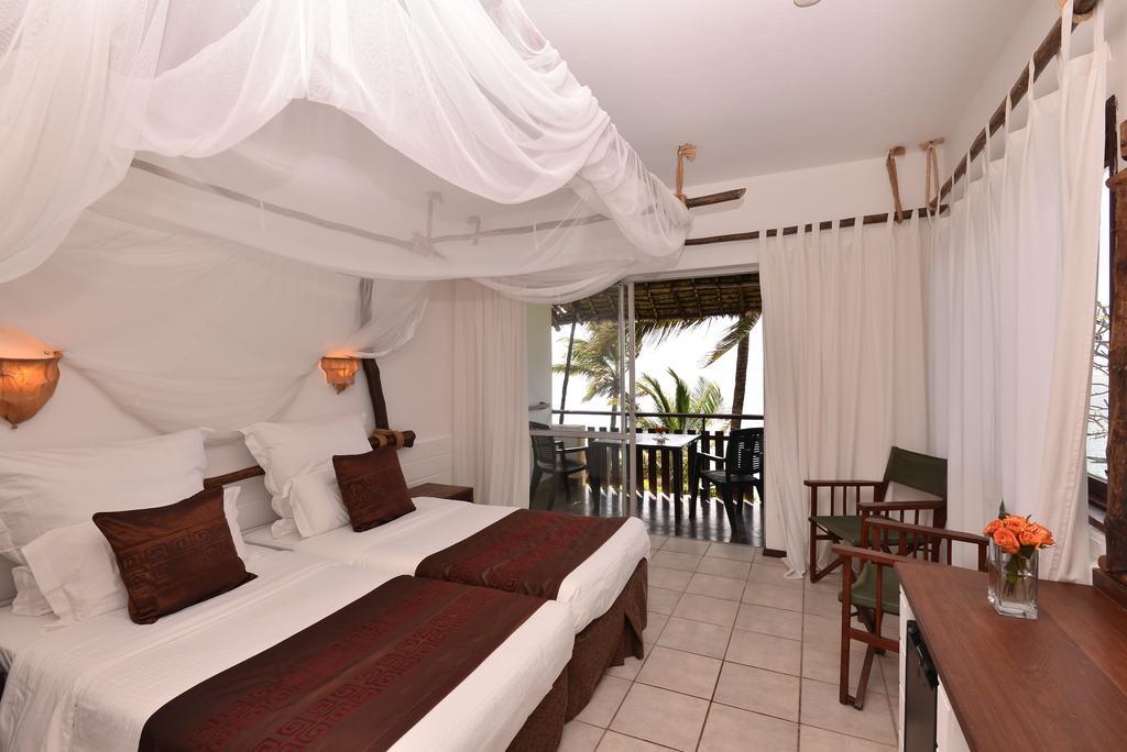 Bahari Beach Hotel Mombasa Extérieur photo